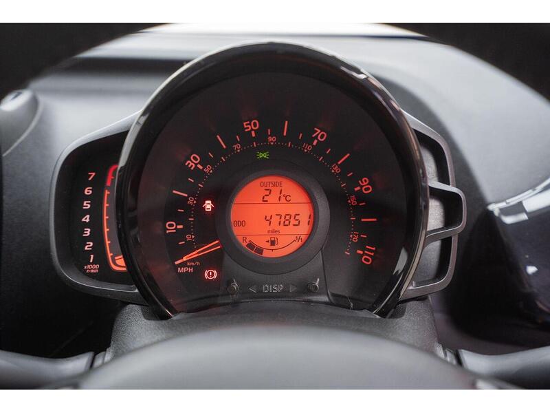 Toyota AYGO 1.0 VVT-i x-cite 4 Red Bi-Tone Euro 6 5dr - U1623