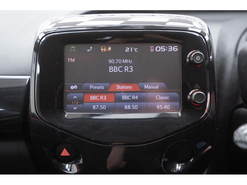 Toyota AYGO 1.0 VVT-i x-cite 4 Red Bi-Tone Euro 6 5dr - U1623