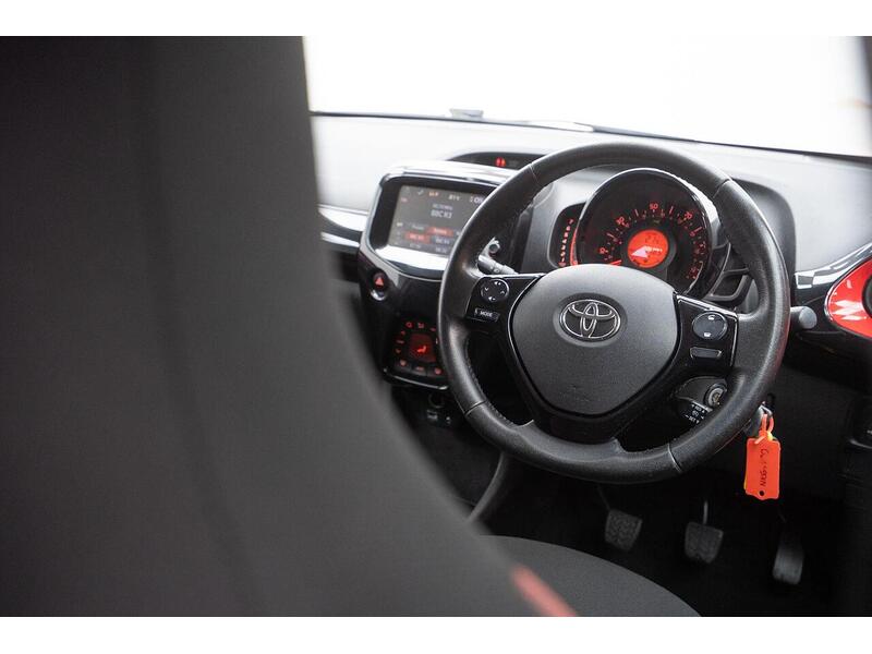Toyota AYGO 1.0 VVT-i x-cite 4 Red Bi-Tone Euro 6 5dr - U1623