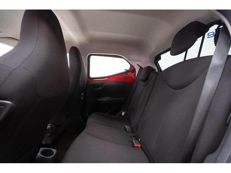 Toyota AYGO 1.0 VVT-i x-cite 4 Red Bi-Tone Euro 6 5dr - U1623