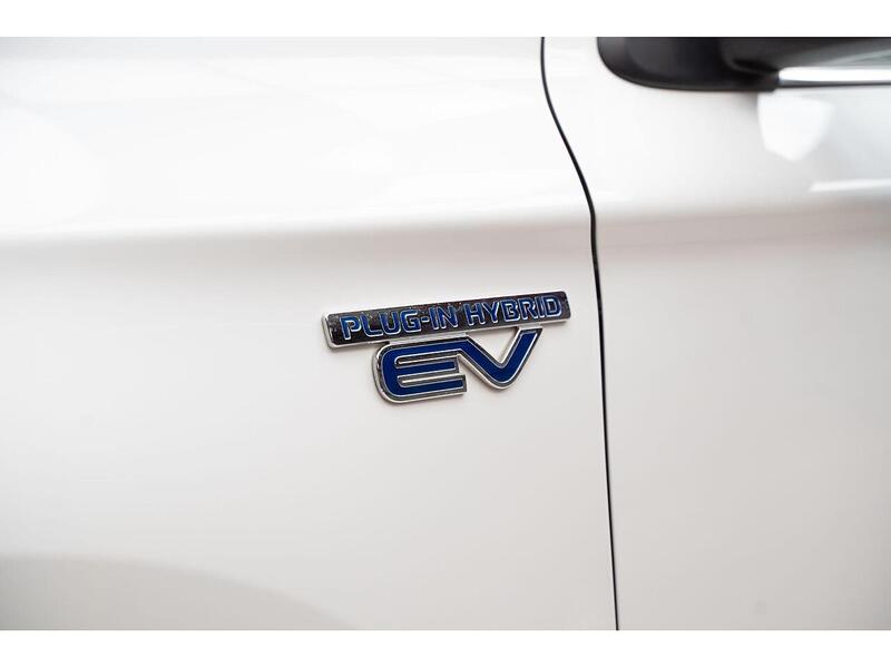 Mitsubishi Outlander 2.4h TwinMotor 13.8kWh Dynamic Safety CVT 4WD Euro 6 (s/s) 5dr - U785