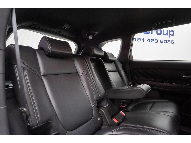 Mitsubishi Outlander 2.4h TwinMotor 13.8kWh Dynamic Safety CVT 4WD Euro 6 (s/s) 5dr - U785