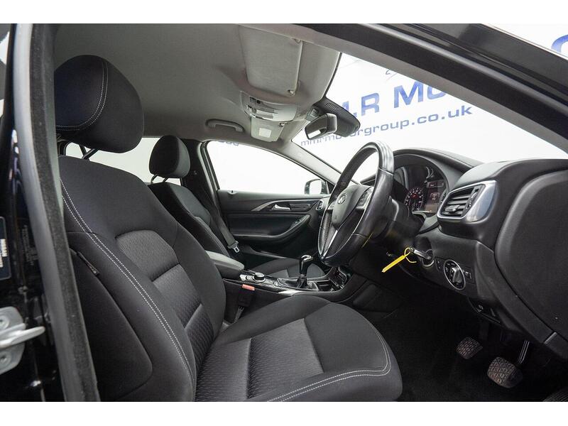 Infiniti Q30 Q30 Business Executive Hatchback 1 Manual Diesel - U864