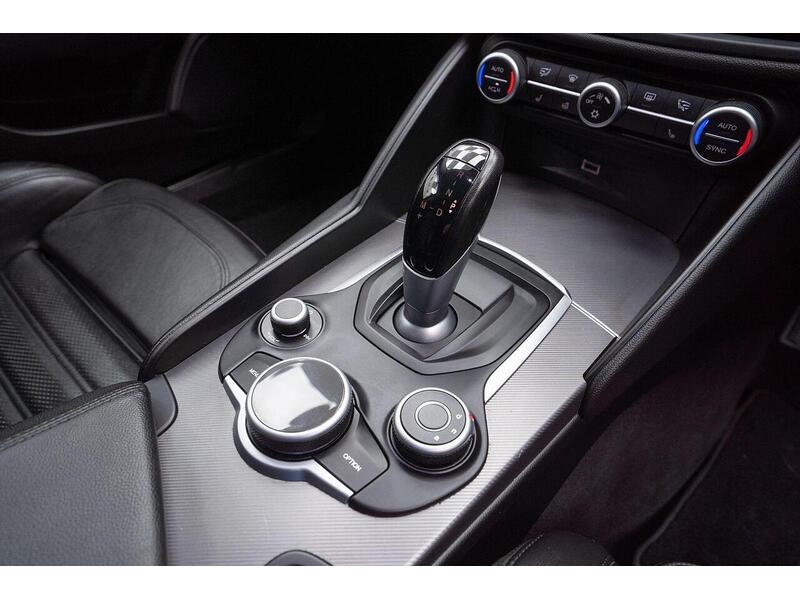 Alfa Romeo Giulia 2.2 TD Speciale Auto Euro 6 (s/s) 4dr - U970