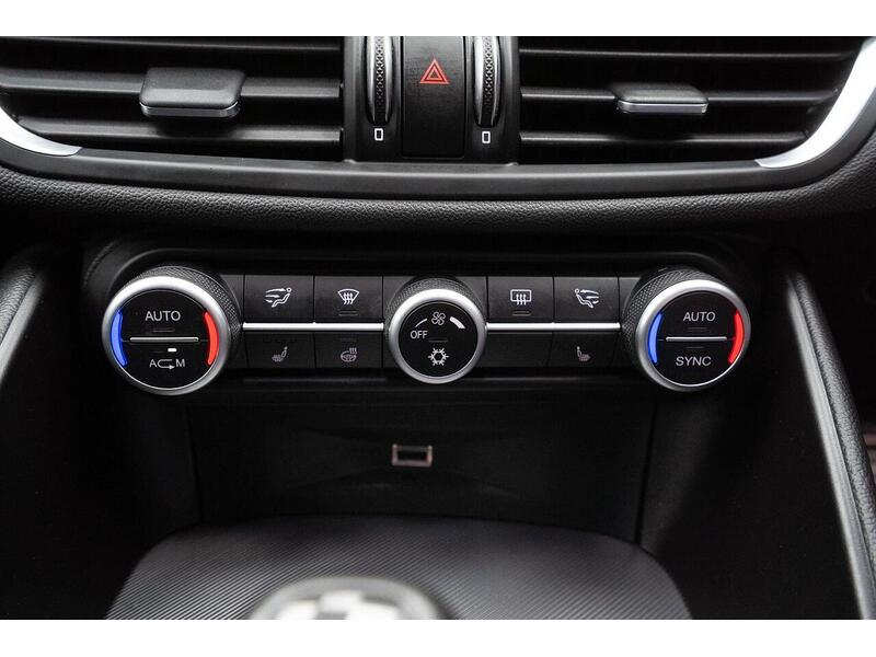 Alfa Romeo Giulia 2.2 TD Speciale Auto Euro 6 (s/s) 4dr - U970