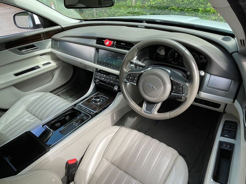 Jaguar XF 2.0d Portfolio Sportbrake 5dr Diesel Auto AWD Euro 6 (s/s) (240 ps) - U10563