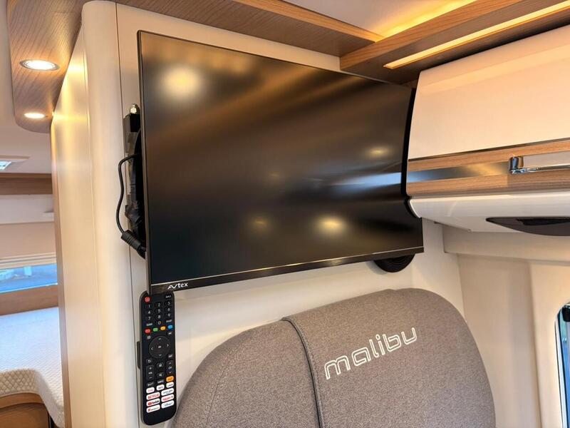 Malibu First Class First Class 640 LE RB Two Rooms - U10592