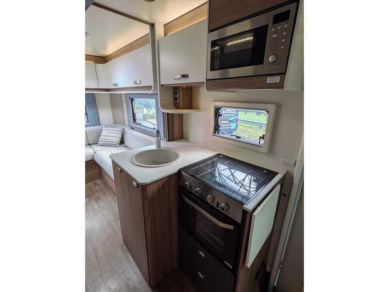 Swift Escape 674 Charisma - U10665