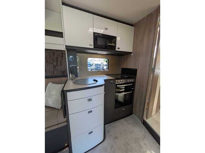 Swift Kon-Tiki 894 DB - 6 Berth - Automatic - U10690