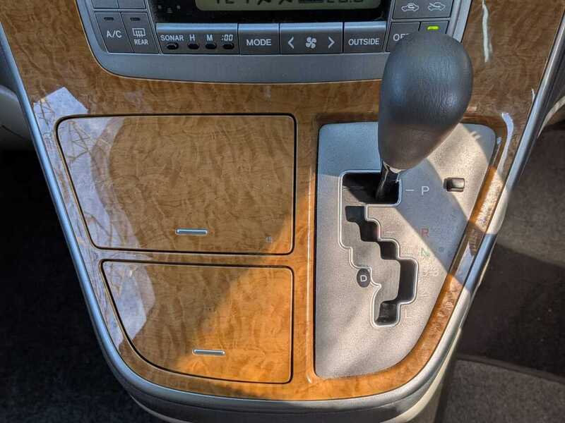 Toyota Alphard  - U10711
