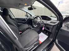 Peugeot 208 PureTech Allure - U1068