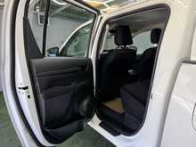 Toyota Hilux 2.4 D-4D Active Pickup Double Cab 4dr Diesel Manual 4WD Euro 6 (s/s) (150 ps) - U576