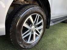 Toyota Hilux 2.4 D-4D Invincible Pickup Double Cab 4dr Diesel Auto 4WD Euro 6 (s/s) (TSS) (150 ps) - U577