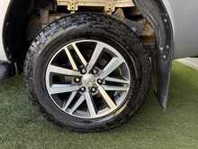 Toyota Hilux 2.4 D-4D Invincible Pickup Double Cab 4dr Diesel Auto 4WD Euro 6 (s/s) (TSS) (150 ps) - U577