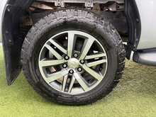 Toyota Hilux 2.4 D-4D Invincible Pickup Double Cab 4dr Diesel Auto 4WD Euro 6 (s/s) (TSS) (150 ps) - U577