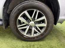 Toyota Hilux 2.4 D-4D Invincible Pickup Double Cab 4dr Diesel Auto 4WD Euro 6 (s/s) (TSS) (150 ps) - U577