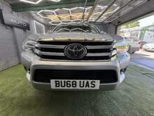 Toyota Hilux 2.4 D-4D Invincible Pickup Double Cab 4dr Diesel Auto 4WD Euro 6 (s/s) (TSS) (150 ps) - U577