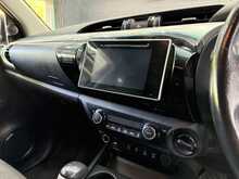 Toyota Hilux 2.4 D-4D Invincible Pickup Double Cab 4dr Diesel Auto 4WD Euro 6 (s/s) (TSS) (150 ps) - U577