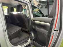 Toyota Hilux 2.4 D-4D Invincible Pickup Double Cab 4dr Diesel Auto 4WD Euro 6 (s/s) (TSS) (150 ps) - U577