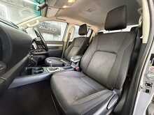 Toyota Hilux 2.4 D-4D Invincible Pickup Double Cab 4dr Diesel Auto 4WD Euro 6 (s/s) (TSS) (150 ps) - U577