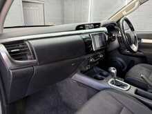 Toyota Hilux 2.4 D-4D Invincible Pickup Double Cab 4dr Diesel Auto 4WD Euro 6 (s/s) (TSS) (150 ps) - U577