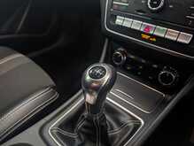 Mercedes-Benz GLA GLA180 Urban Edition - U9002