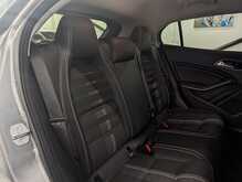 Mercedes-Benz GLA GLA180 Urban Edition - U9002