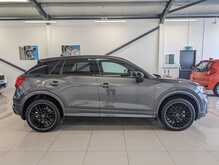 Audi Q2 TFSI CoD Black Edition - U9005