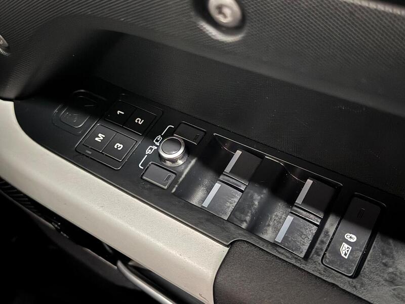 Land Rover Defender 110 3.0 D250 MHEV X-Dynamic SE SUV 5dr Diesel Auto 4WD Euro 6 (s/s) (250 ps) - U629