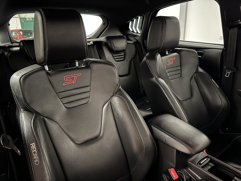 Ford Focus 2.0T EcoBoost ST-3 Hatchback 5dr Petrol Manual Eur Hatchback 2.0 Manual Petrol - U658