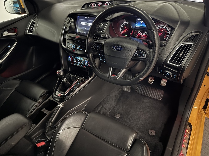 Ford Focus 2.0T EcoBoost ST-3 Hatchback 5dr Petrol Manual Eur Hatchback 2.0 Manual Petrol - U658