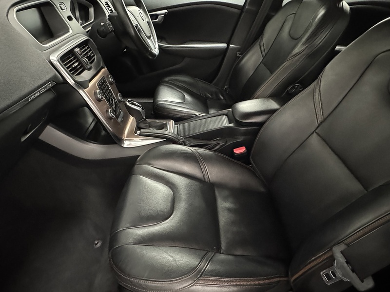 Volvo V40 Cross Country 1.5 T3 Pro Hatchback 5dr Petrol Auto Euro 6 (s/s) (152 ps) - U973