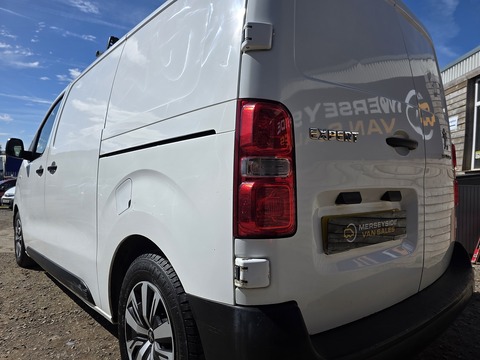 1.6 BlueHDi 1000 Professional Standard Panel Van 6dr Diesel Manual MWB Euro 6 (s/s) (115 ps)