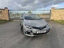 Toyota Auris 1.8 VVT-h Design Hatchback 5dr Petrol Hybrid CVT Euro 6 (s/s) (136 ps) 