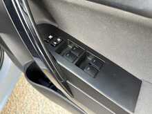 Toyota Auris 1.8 VVT-h Design Hatchback 5dr Petrol Hybrid CVT Euro 6 (s/s) (136 ps) 