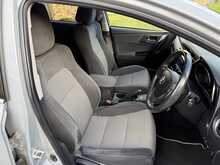 Toyota Auris 1.8 VVT-h Design Hatchback 5dr Petrol Hybrid CVT Euro 6 (s/s) (136 ps) 