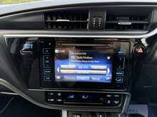 Toyota Auris 1.8 VVT-h Design Hatchback 5dr Petrol Hybrid CVT Euro 6 (s/s) (136 ps) 