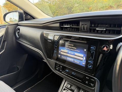 1.8 VVT-h Design Hatchback 5dr Petrol Hybrid CVT Euro 6 (s/s) (136 ps)