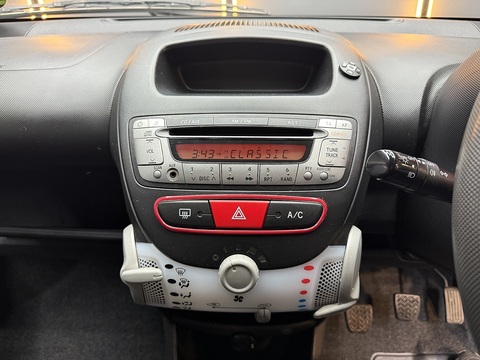 1.0i Connexion Hatchback 3dr Petrol Manual Euro 5 (68 ps)