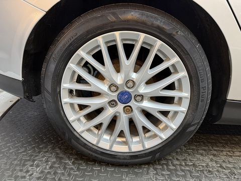 1.6 Zetec Hatchback 5dr Petrol Manual Euro 5 (125 ps)