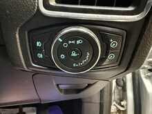 Ford Focus 1.6 Zetec Hatchback 5dr Petrol Manual Euro 5 (125 ps) 