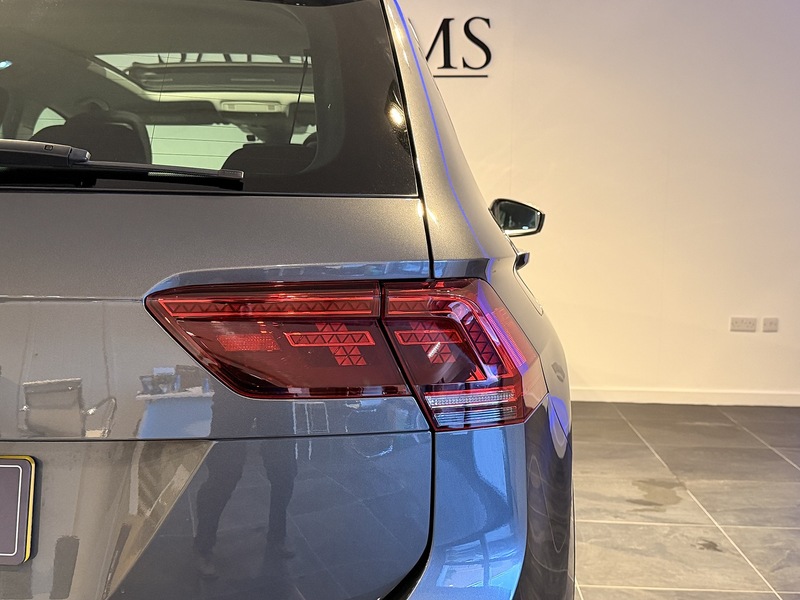 Volkswagen Tiguan 2.0 TDI SEL SUV 5dr Diesel DSG 4Motion Euro 6 (s/s) (150 ps) - U271
