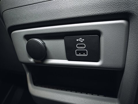 320 Limited P/V L2 H1 *MC EDITION* Panel Automatic Diesel