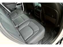 Land Rover Defender 110 3.0 D250 MHEV X-Dynamic SE SUV 5dr Diesel Auto 4WD Euro 6 (s/s) (250 ps) - U163