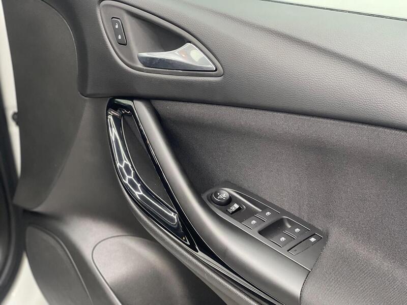 Vauxhall Astra 1.4i Turbo SRi Nav Euro 6 (s/s) 5dr - U142