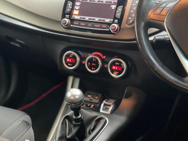 Alfa Romeo Giulietta 2.0 JTDM-2 Business Edition Euro 5 (s/s) 5dr - U152