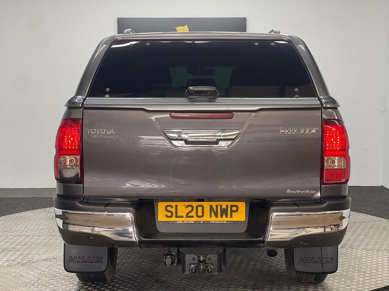 Toyota Hilux 2.4 D-4D Invincible 4WD Euro 6 (s/s) 4dr (TSS) - U183