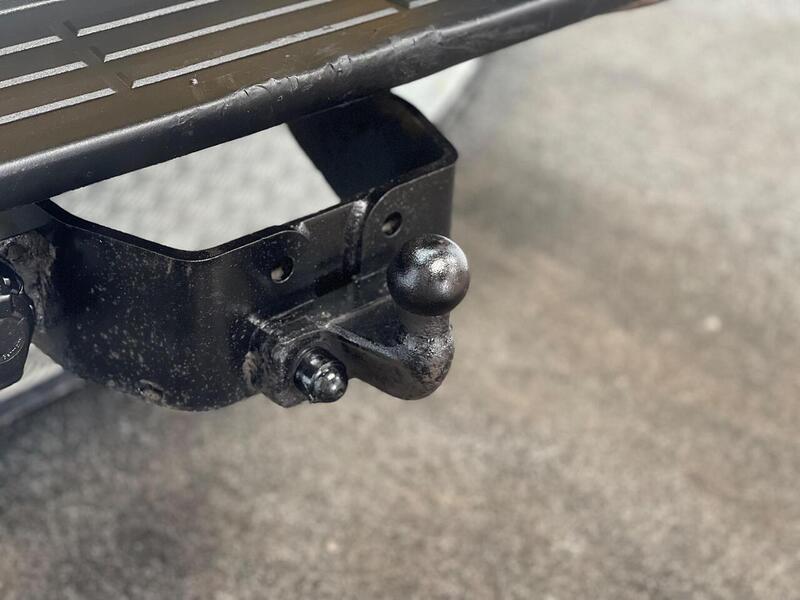 Toyota Hilux 2.4 D-4D Invincible 4WD Euro 6 (s/s) 4dr (TSS) - U183