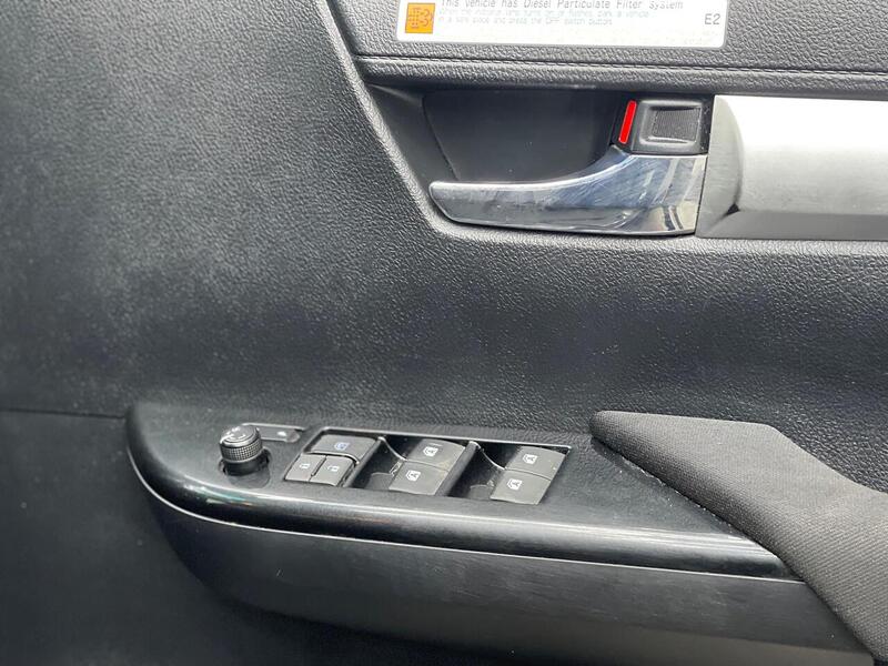 Toyota Hilux 2.4 D-4D Invincible 4WD Euro 6 (s/s) 4dr (TSS) - U183