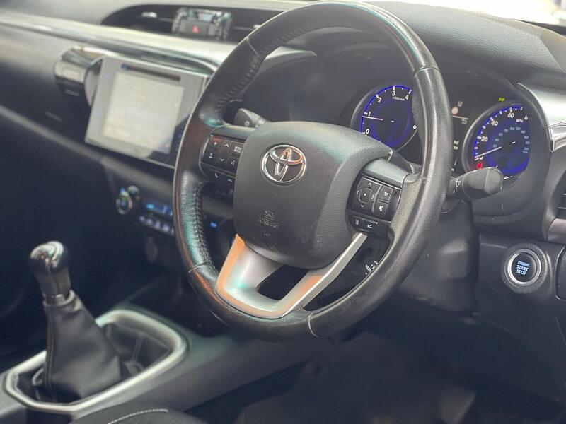 Toyota Hilux 2.4 D-4D Invincible 4WD Euro 6 (s/s) 4dr (TSS) - U183